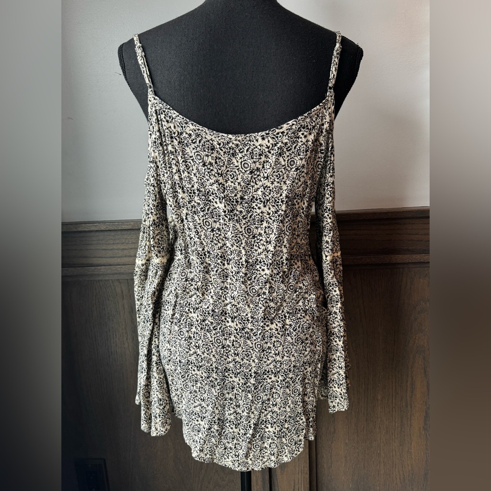 Maurices Black and Cream cold shoulder boho hippie Patterned Blouse M - Picture 4 of 9